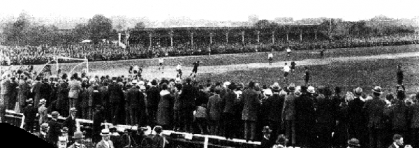 1921: 1. FC Nürnberg - Vorwärts Berlin 5:0 auf dem DSC-Platz (Foto: Scan aus "Fußball in Düsseldorf - Band 2" von Norbert Nussbaum)